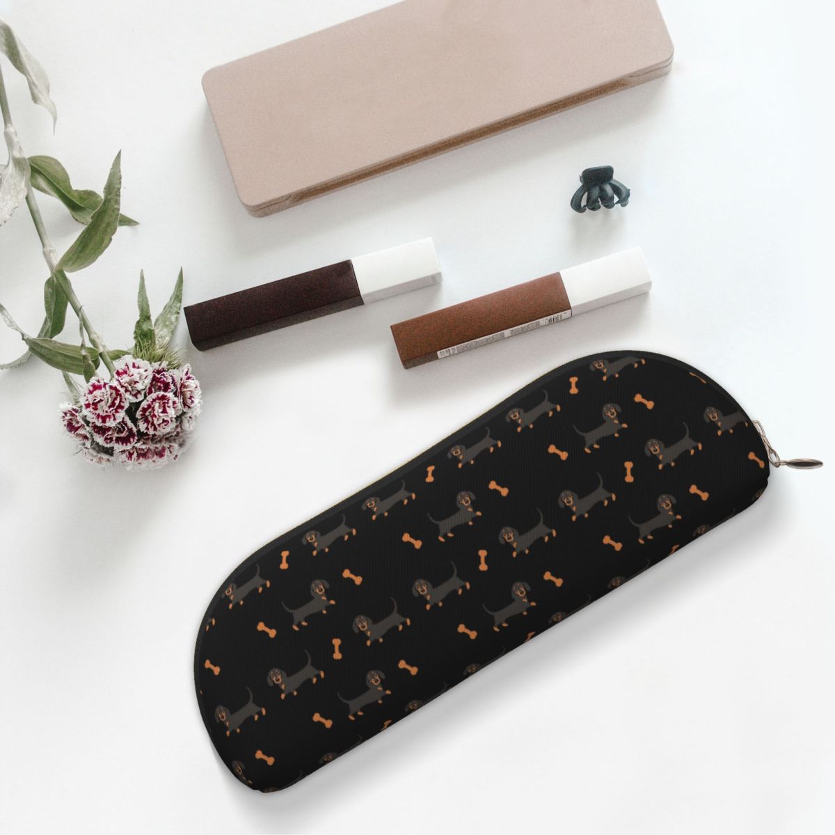 Tan Stationery & Office Supply - Federmäppchen mit schwarzem und hellbraunem Dackel,